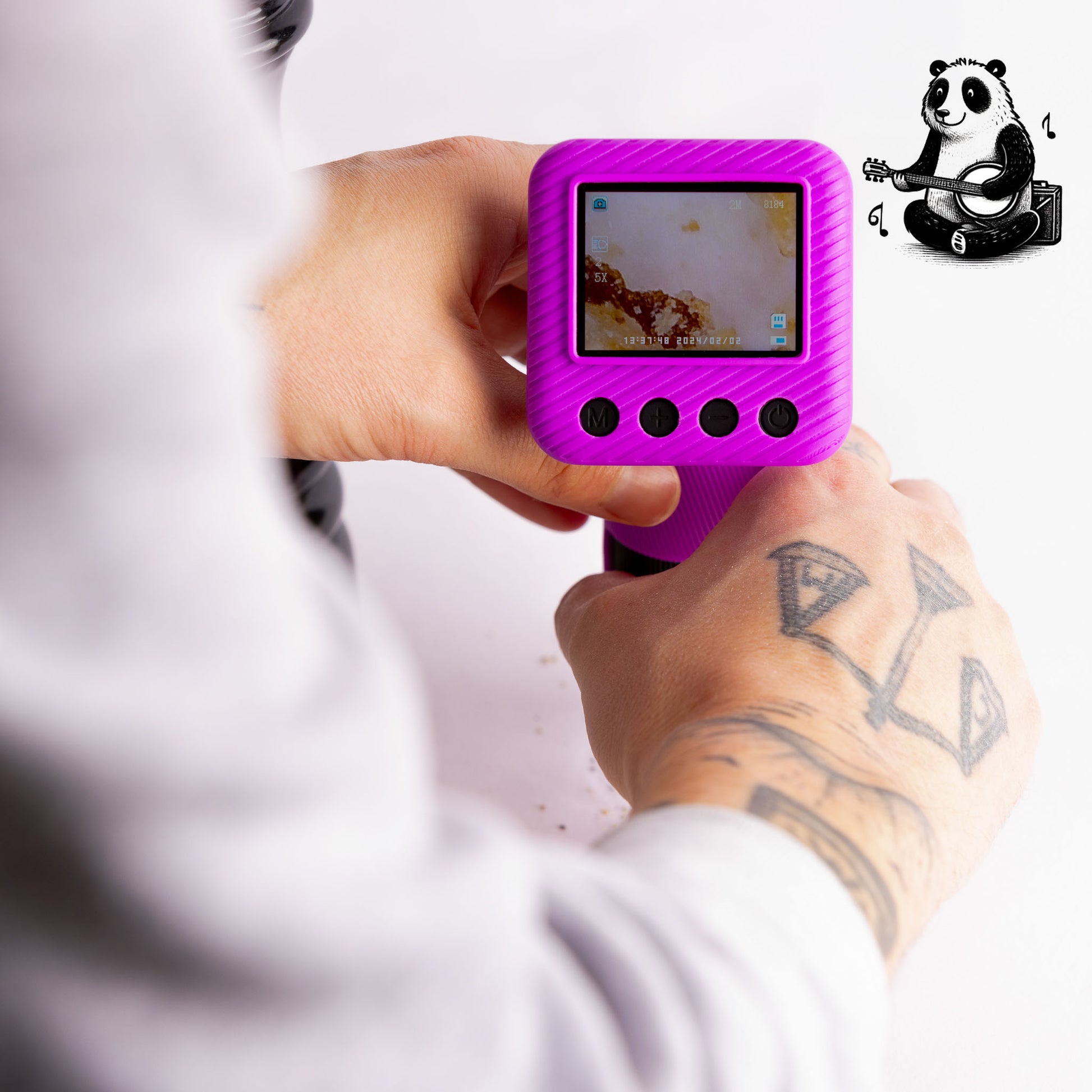 Using the purple UPPTÄCKA u-Zoom One Microscope for kids